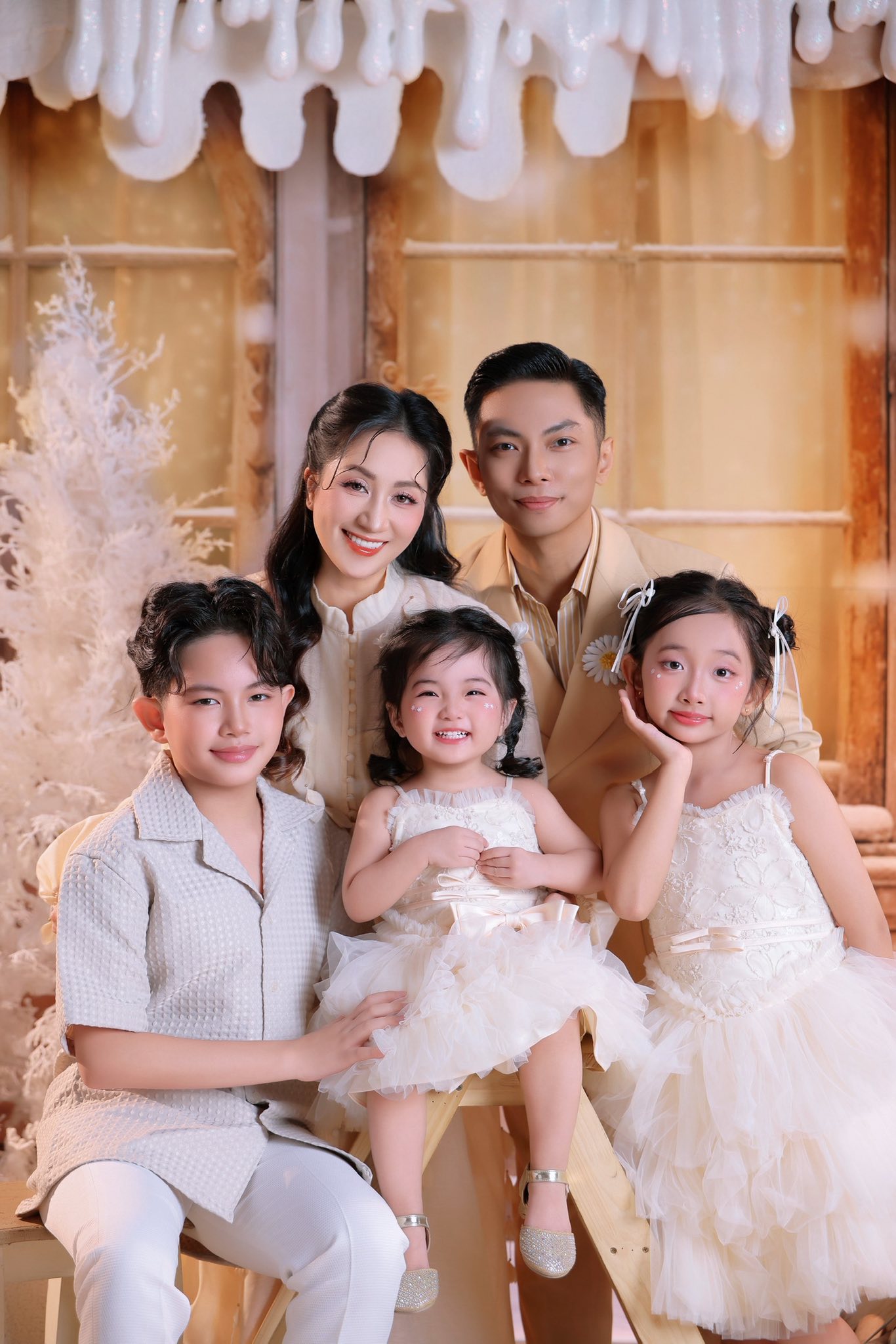 Nhà Khánh Thi - Phan Hiển toàn cực phẩm: Bộ ảnh đầu năm xịn xò, visual 3 "cậu ấm câu chiêu" hot hơn bố mẹ! - Ảnh 2.