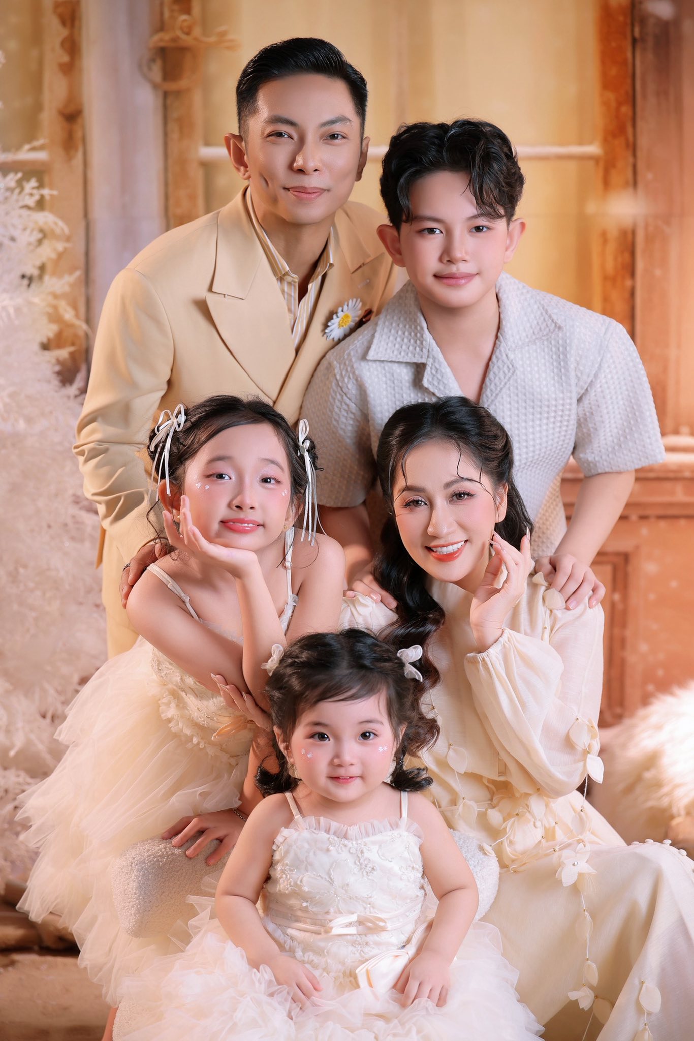 Nhà Khánh Thi - Phan Hiển toàn cực phẩm: Bộ ảnh đầu năm xịn xò, visual 3 "cậu ấm câu chiêu" hot hơn bố mẹ! - Ảnh 4.