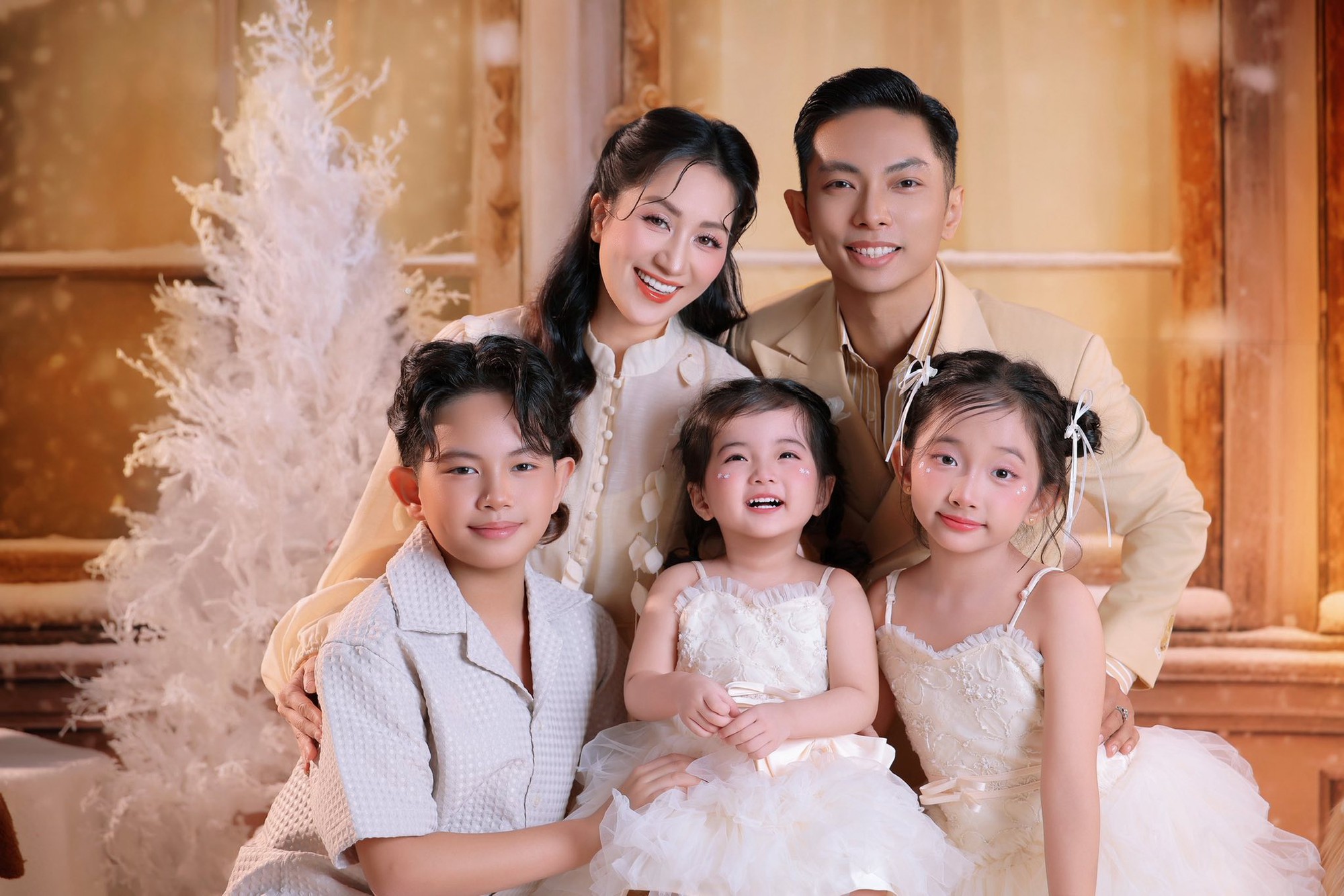 Nhà Khánh Thi - Phan Hiển toàn cực phẩm: Bộ ảnh đầu năm xịn xò, visual 3 "cậu ấm câu chiêu" hot hơn bố mẹ! - Ảnh 3.