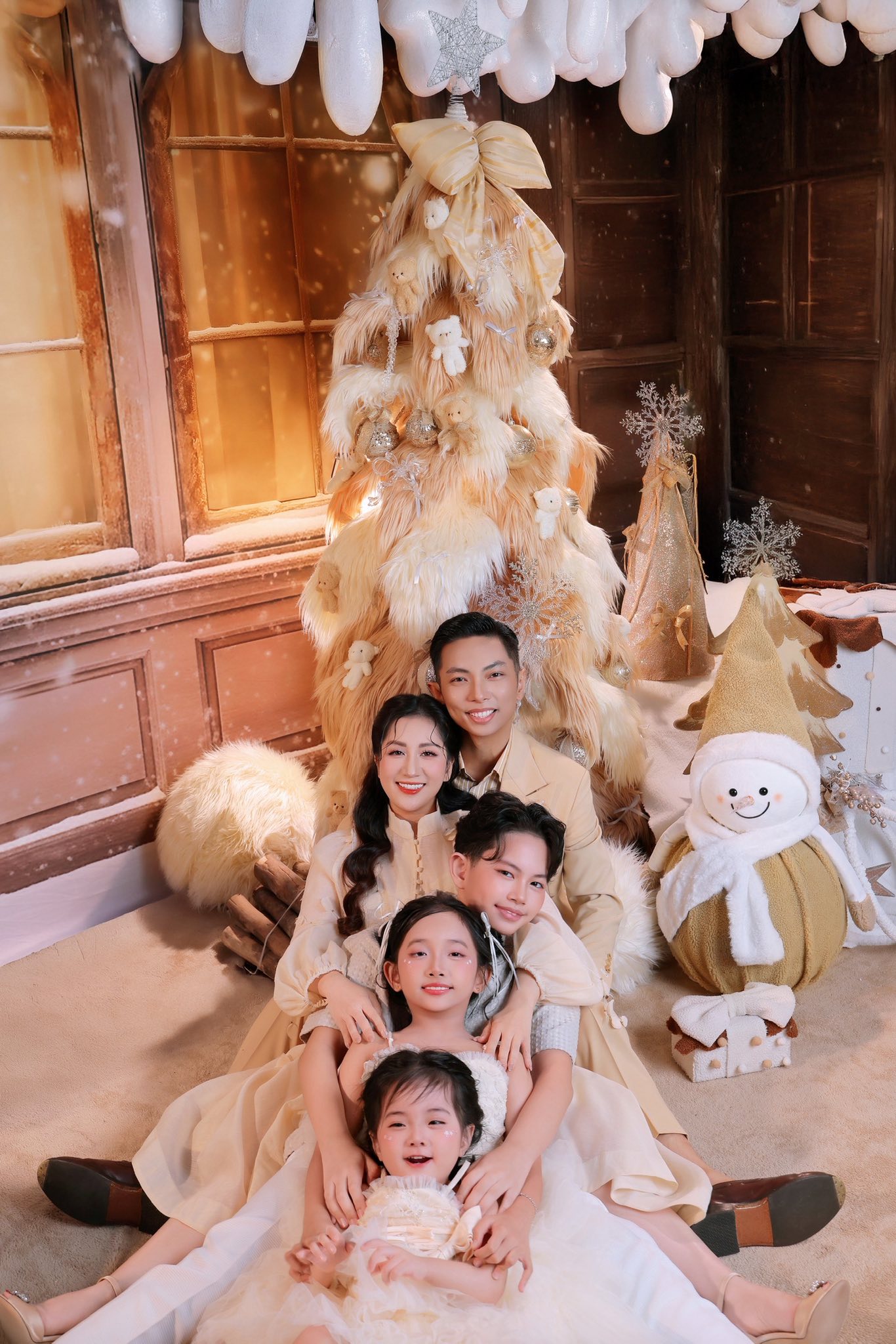 Nhà Khánh Thi - Phan Hiển toàn cực phẩm: Bộ ảnh đầu năm xịn xò, visual 3 "cậu ấm câu chiêu" hot hơn bố mẹ! - Ảnh 8.