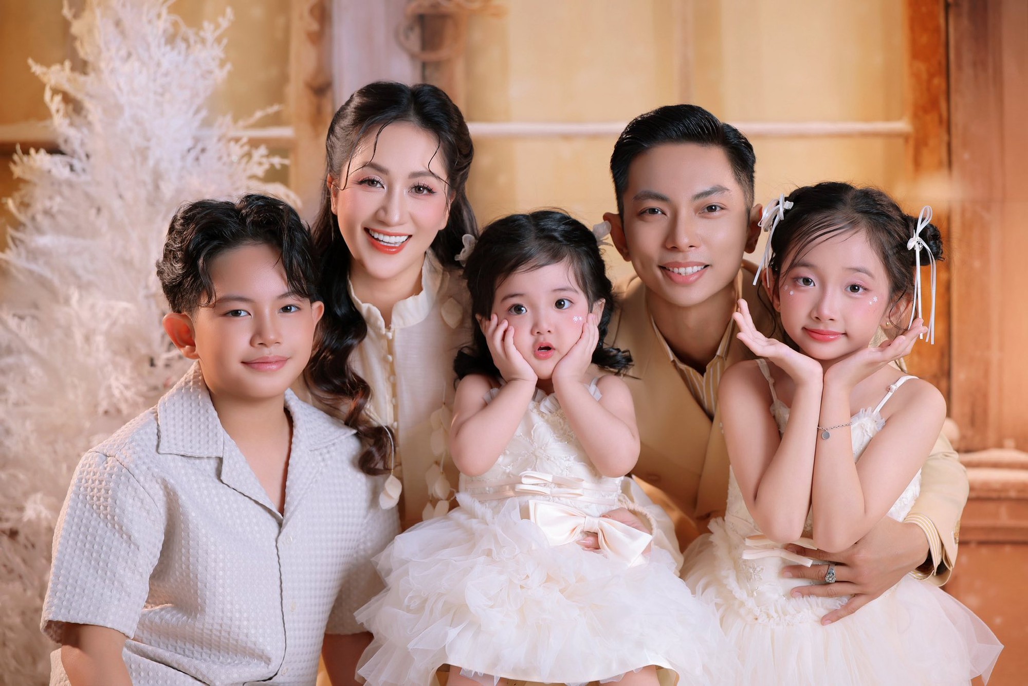 Nhà Khánh Thi - Phan Hiển toàn cực phẩm: Bộ ảnh đầu năm xịn xò, visual 3 "cậu ấm câu chiêu" hot hơn bố mẹ! - Ảnh 1.