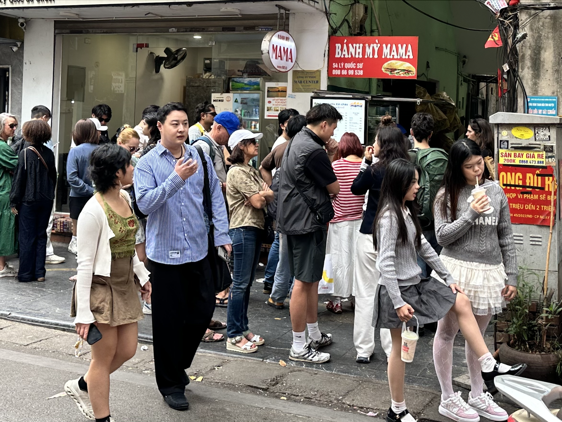 Đúng 1/1/2026, nhiều nơi tại trung tâm Hà Nội đông nghịt người xếp hàng, chuyện gì đây?- Ảnh 8. Đúng 1/1/2026, nhiều nơi tại trung tâm Hà Nội đông nghịt người xếp hàng, chuyện gì đây?- Ảnh 8.