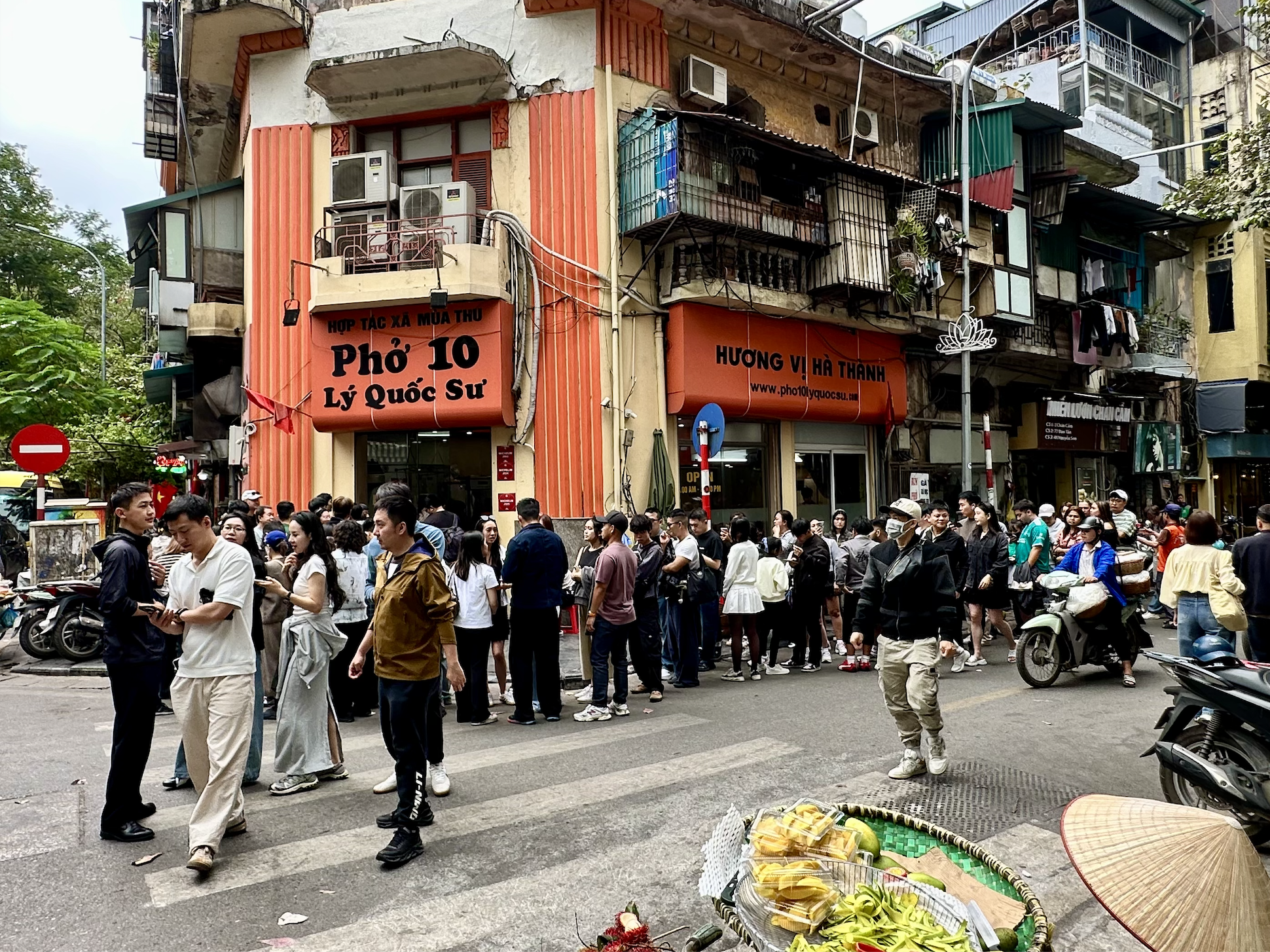 Đúng 1/1/2026, nhiều nơi tại trung tâm Hà Nội đông nghịt người xếp hàng, chuyện gì đây?- Ảnh 6. Đúng 1/1/2026, nhiều nơi tại trung tâm Hà Nội đông nghịt người xếp hàng, chuyện gì đây?- Ảnh 6.