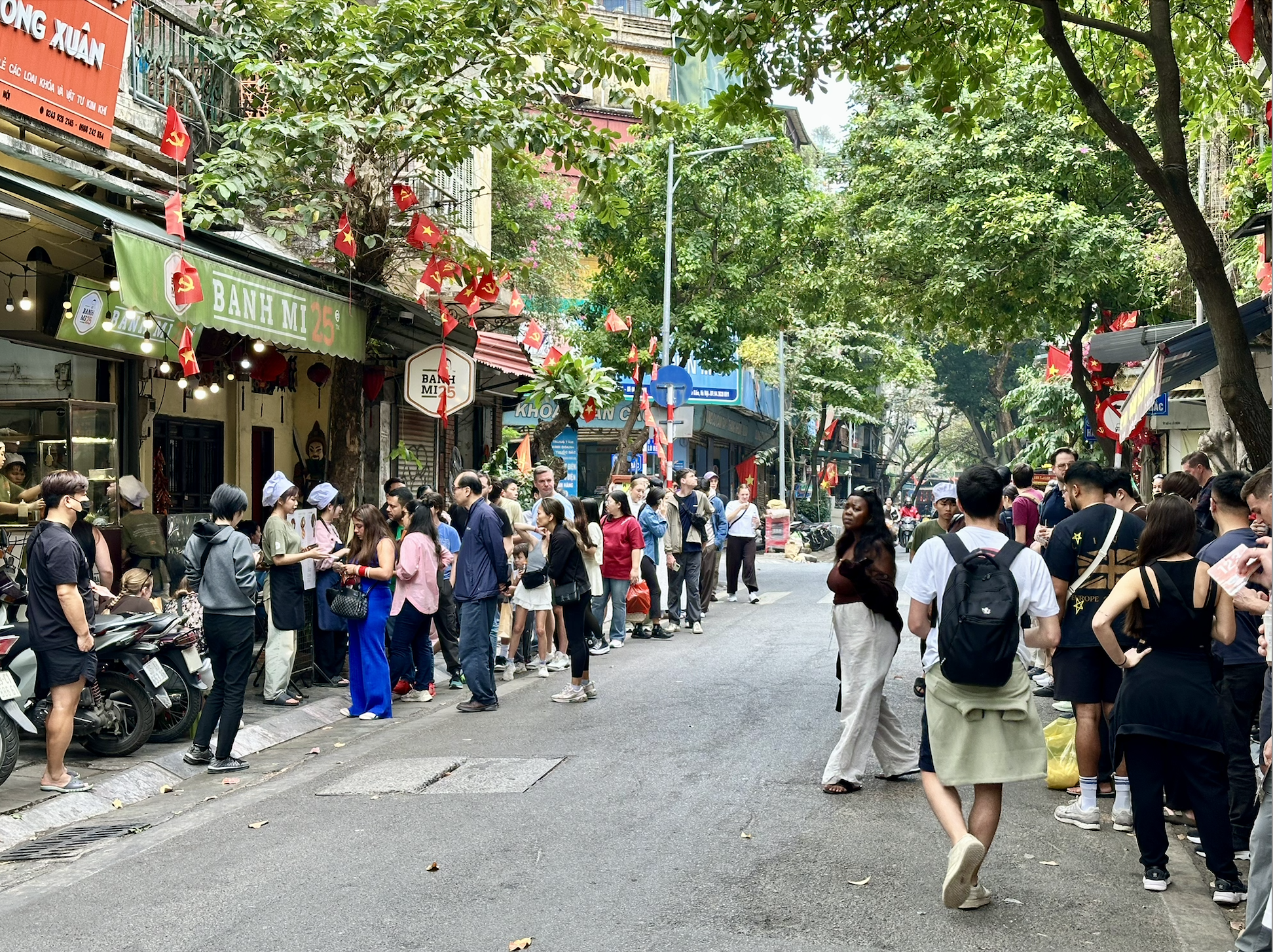 Đúng 1/1/2026, nhiều nơi tại trung tâm Hà Nội đông nghịt người xếp hàng, chuyện gì đây?- Ảnh 9. Đúng 1/1/2026, nhiều nơi tại trung tâm Hà Nội đông nghịt người xếp hàng, chuyện gì đây?- Ảnh 9.