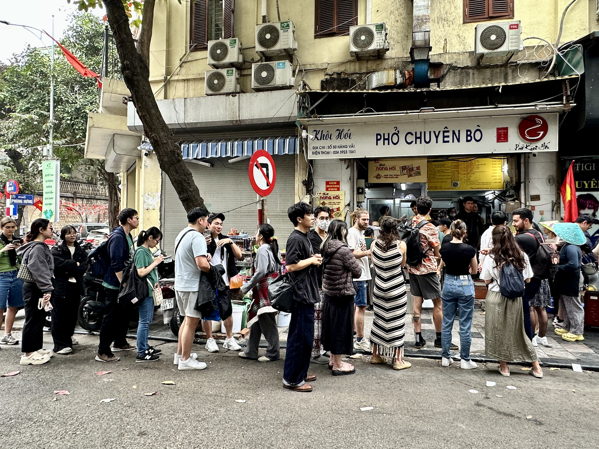 Đúng 1/1/2026, nhiều nơi tại trung tâm Hà Nội đông nghịt người xếp hàng, chuyện gì đây?- Ảnh 11. Đúng 1/1/2026, nhiều nơi tại trung tâm Hà Nội đông nghịt người xếp hàng, chuyện gì đây?- Ảnh 11.