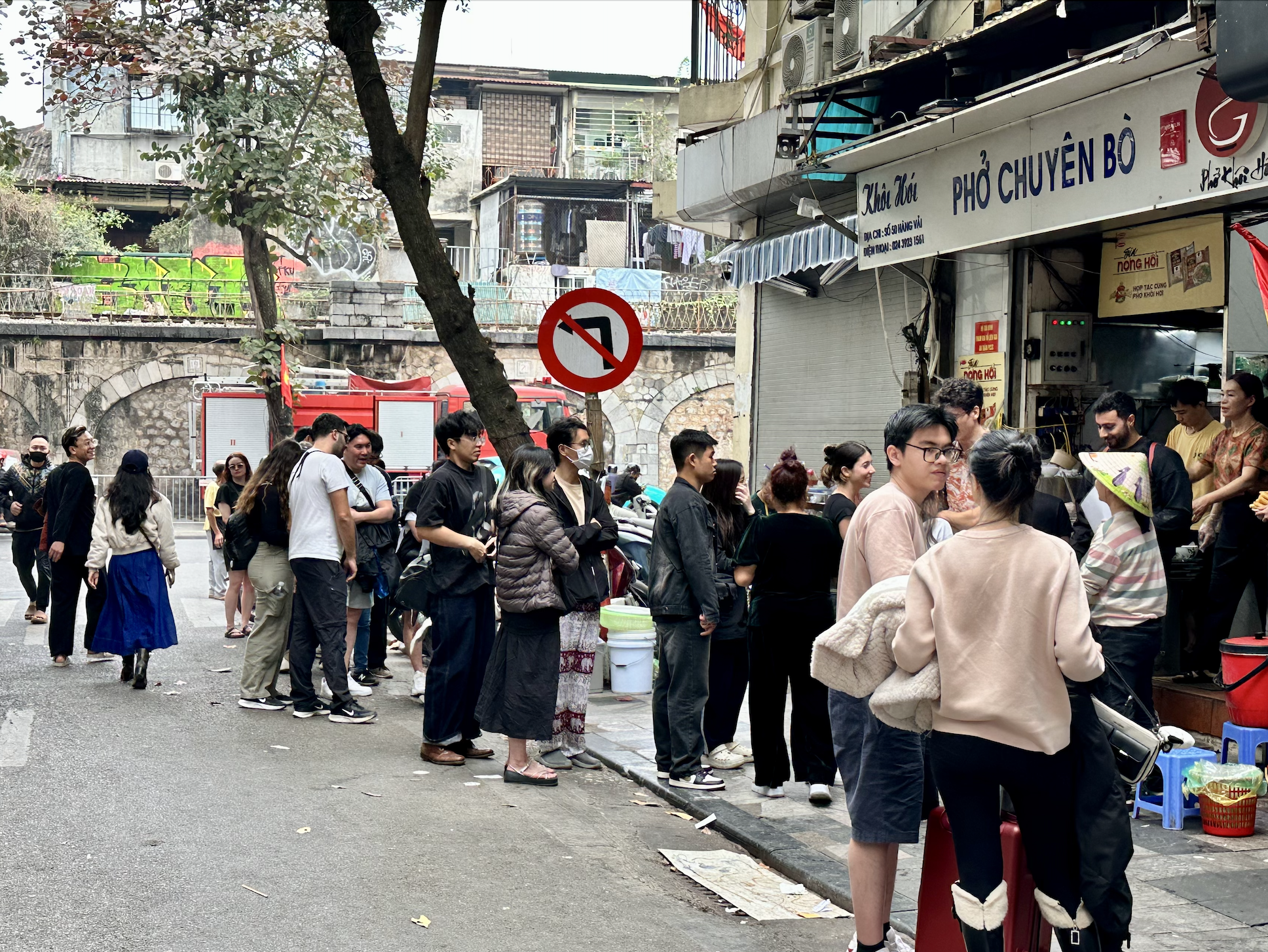 Đúng 1/1/2026, nhiều nơi tại trung tâm Hà Nội đông nghịt người xếp hàng, chuyện gì đây?- Ảnh 14. Đúng 1/1/2026, nhiều nơi tại trung tâm Hà Nội đông nghịt người xếp hàng, chuyện gì đây?- Ảnh 14.