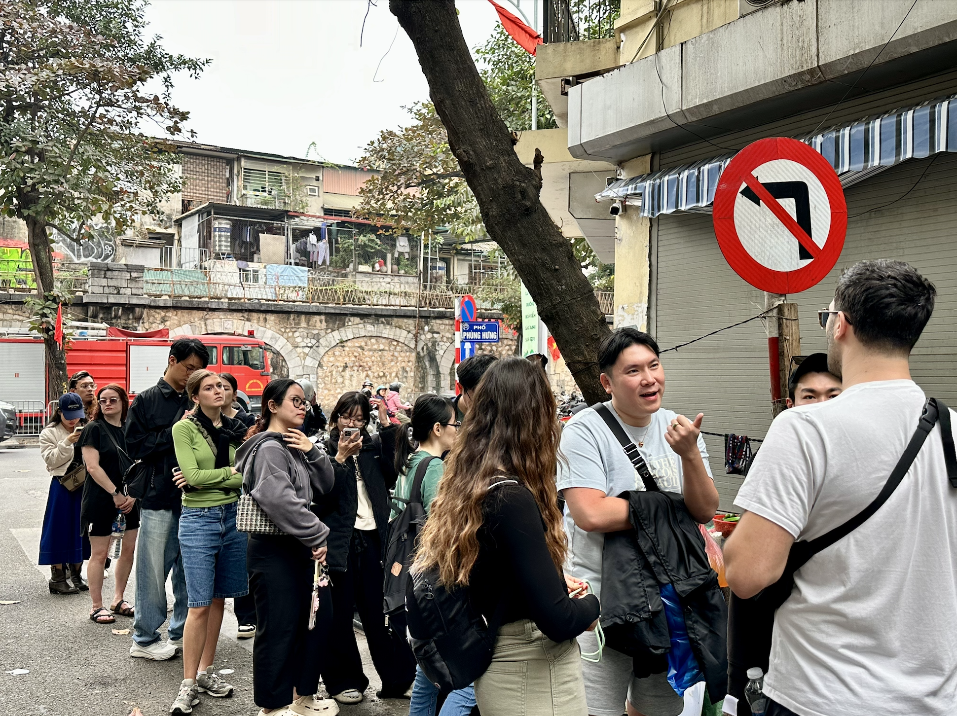 Đúng 1/1/2026, nhiều nơi tại trung tâm Hà Nội đông nghịt người xếp hàng, chuyện gì đây?- Ảnh 13. Đúng 1/1/2026, nhiều nơi tại trung tâm Hà Nội đông nghịt người xếp hàng, chuyện gì đây?- Ảnh 13.