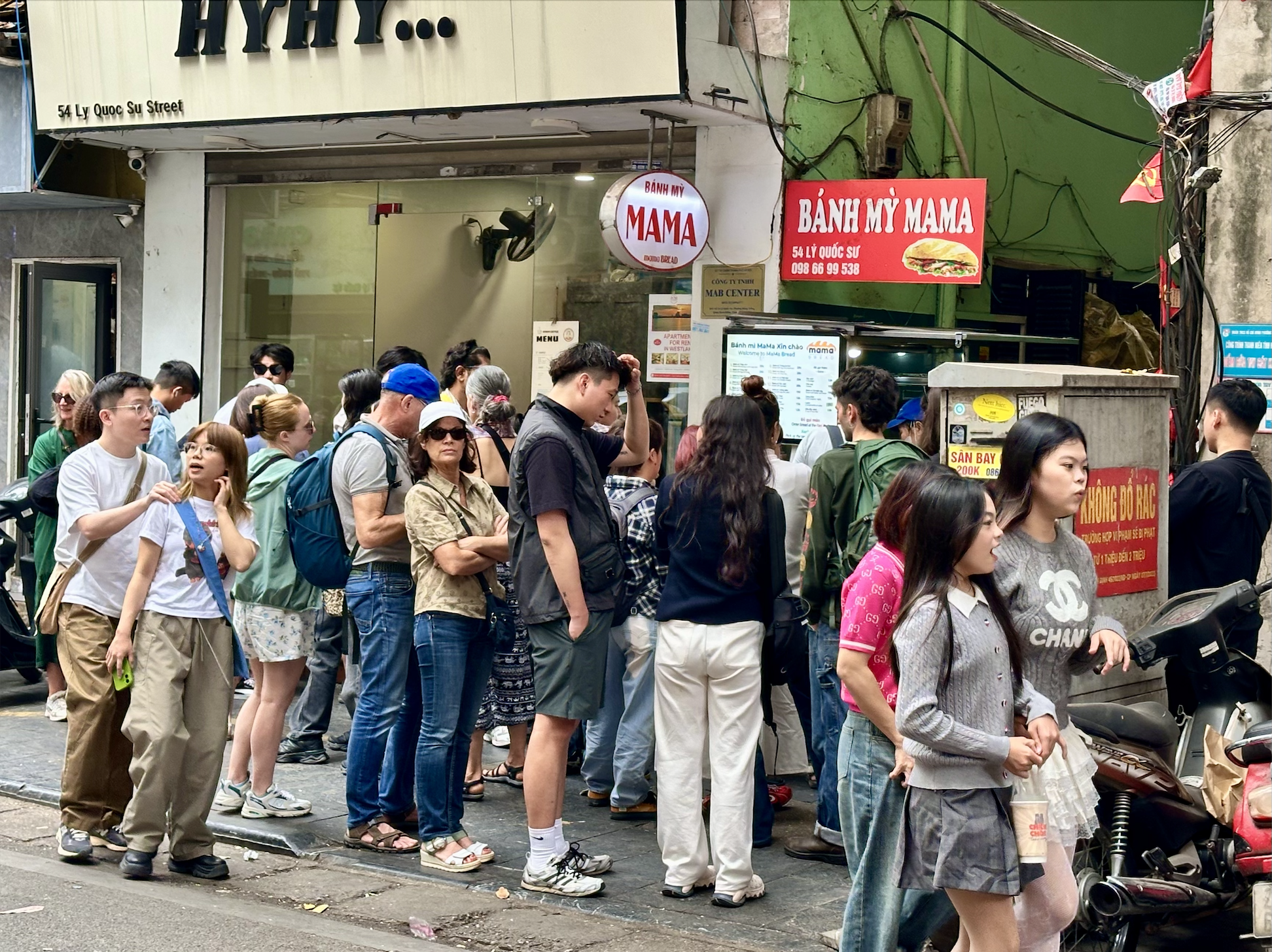 Đúng 1/1/2026, nhiều nơi tại trung tâm Hà Nội đông nghịt người xếp hàng, chuyện gì đây?- Ảnh 1. Đúng 1/1/2026, nhiều nơi tại trung tâm Hà Nội đông nghịt người xếp hàng, chuyện gì đây?- Ảnh 1.