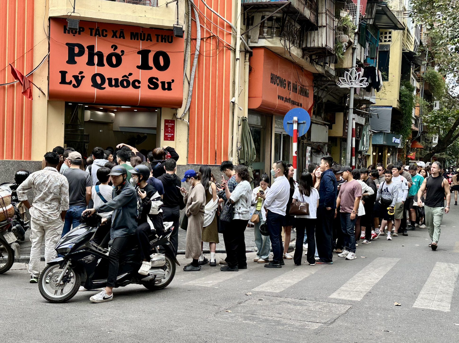 Đúng 1/1/2026, nhiều nơi tại trung tâm Hà Nội đông nghịt người xếp hàng, chuyện gì đây?- Ảnh 2. Đúng 1/1/2026, nhiều nơi tại trung tâm Hà Nội đông nghịt người xếp hàng, chuyện gì đây?- Ảnh 2.