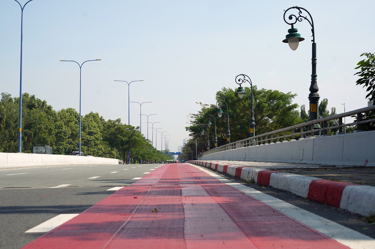 Cận cảnh làn đường 6km đẹp như Châu Âu ở TP.HCM, xe máy đi vào sẽ bị phạt!- Ảnh 2.