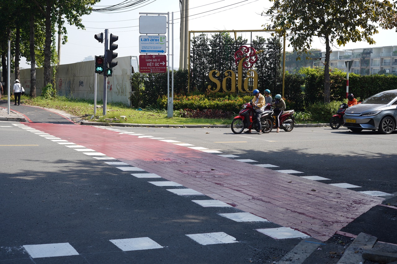 Cận cảnh làn đường 6km đẹp như Châu Âu ở TP.HCM, xe máy đi vào sẽ bị phạt!- Ảnh 3.