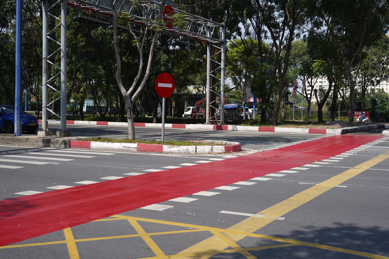Cận cảnh làn đường 6km đẹp như Châu Âu ở TP.HCM, xe máy đi vào sẽ bị phạt!- Ảnh 6.
