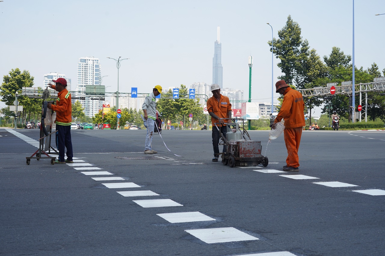 Cận cảnh làn đường 6km đẹp như Châu Âu ở TP.HCM, xe máy đi vào sẽ bị phạt!- Ảnh 8.