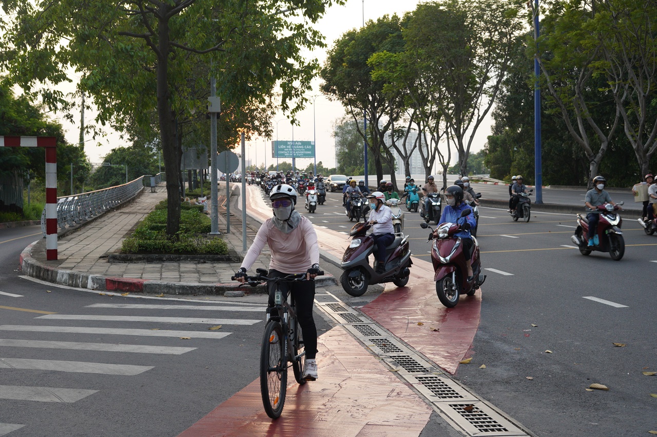 Cận cảnh làn đường 6km đẹp như Châu Âu ở TP.HCM, xe máy đi vào sẽ bị phạt!- Ảnh 13.