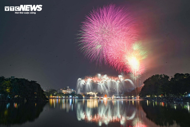 Khoảnh khắc đếm ngược và pháo hoa rực sáng chào năm mới 2026- Ảnh 3.