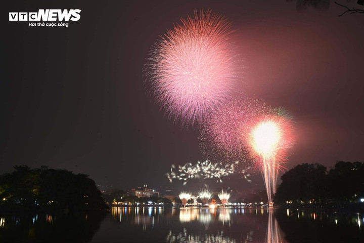 Khoảnh khắc đếm ngược và pháo hoa rực sáng chào năm mới 2026- Ảnh 4.