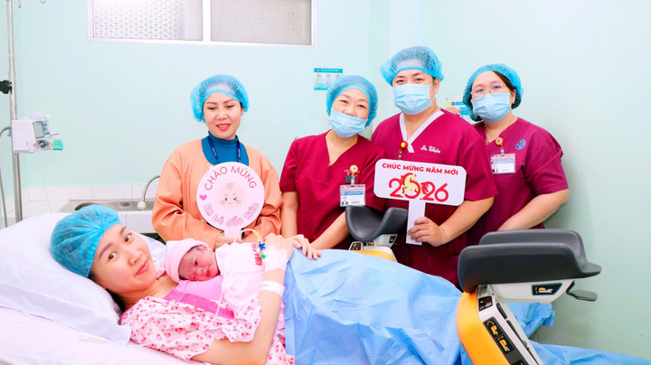 Khoảnh khắc xúc động đón em bé chào đời đúng giây phút giao thừa 2026- Ảnh 2.