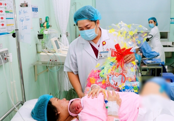 Khoảnh khắc xúc động đón em bé chào đời đúng giây phút giao thừa 2026- Ảnh 3.