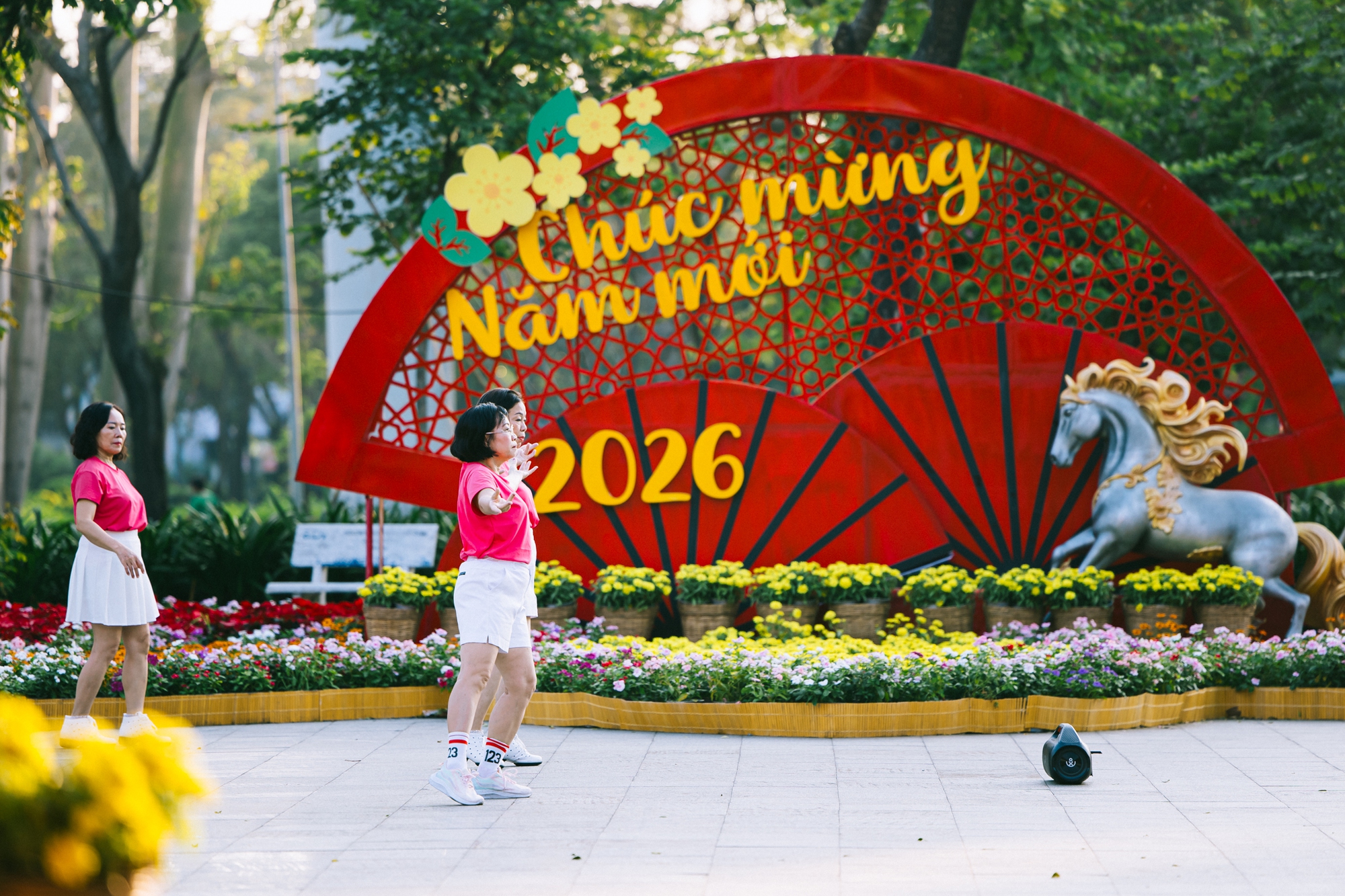 Ảnh, clip: Hà Nội và TP.HCM thật lạ trong sáng đầu năm 2026- Ảnh 30.