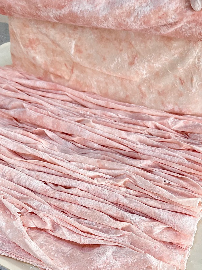 Chuyện lạ về bát mì "thịt bao thịt": Bí mật nằm ở ngàn nhát chày và sự tương đồng bất ngờ với giò lụa Việt- Ảnh 2.