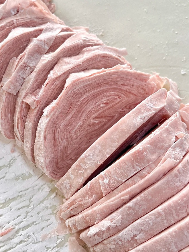 Chuyện lạ về bát mì "thịt bao thịt": Bí mật nằm ở ngàn nhát chày và sự tương đồng bất ngờ với giò lụa Việt- Ảnh 3.