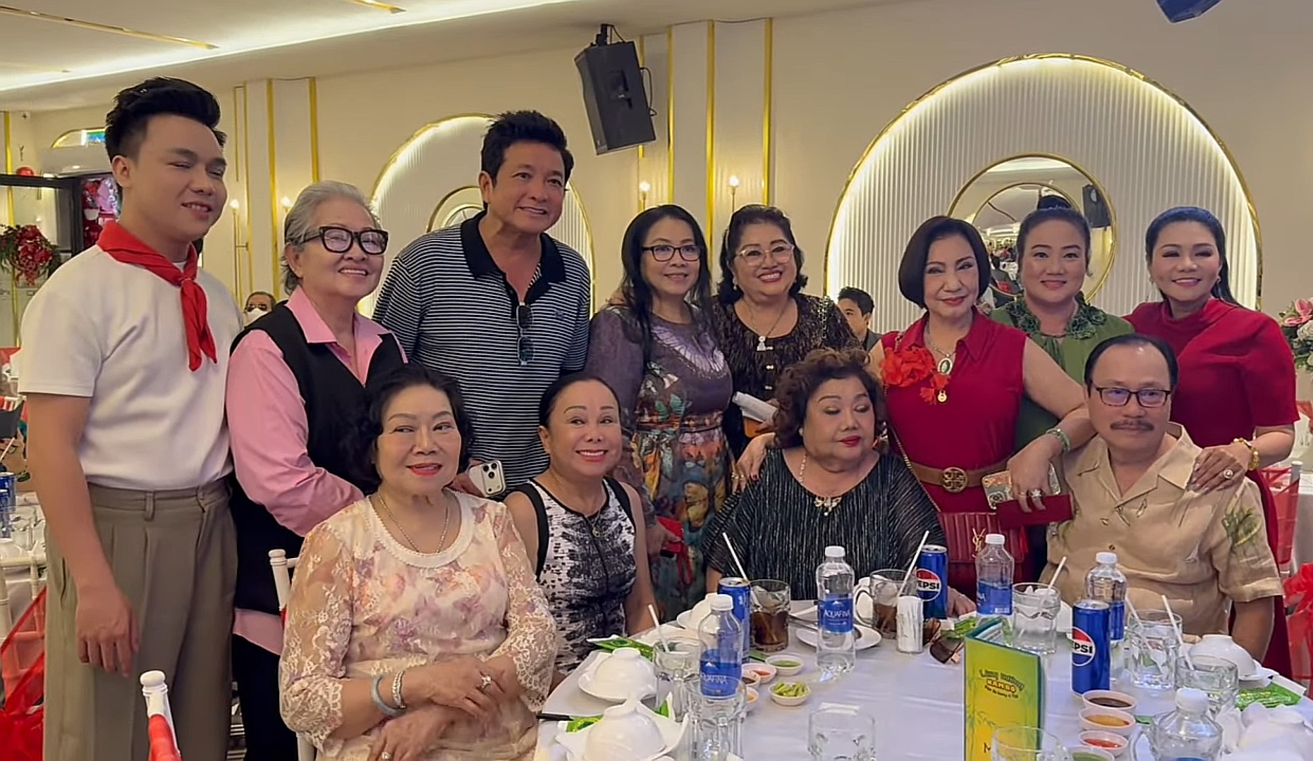 Nữ đại gia quyền lực khiến 1 NSƯT dù bận đi show vẫn phải tới dự tiệc- Ảnh 2.