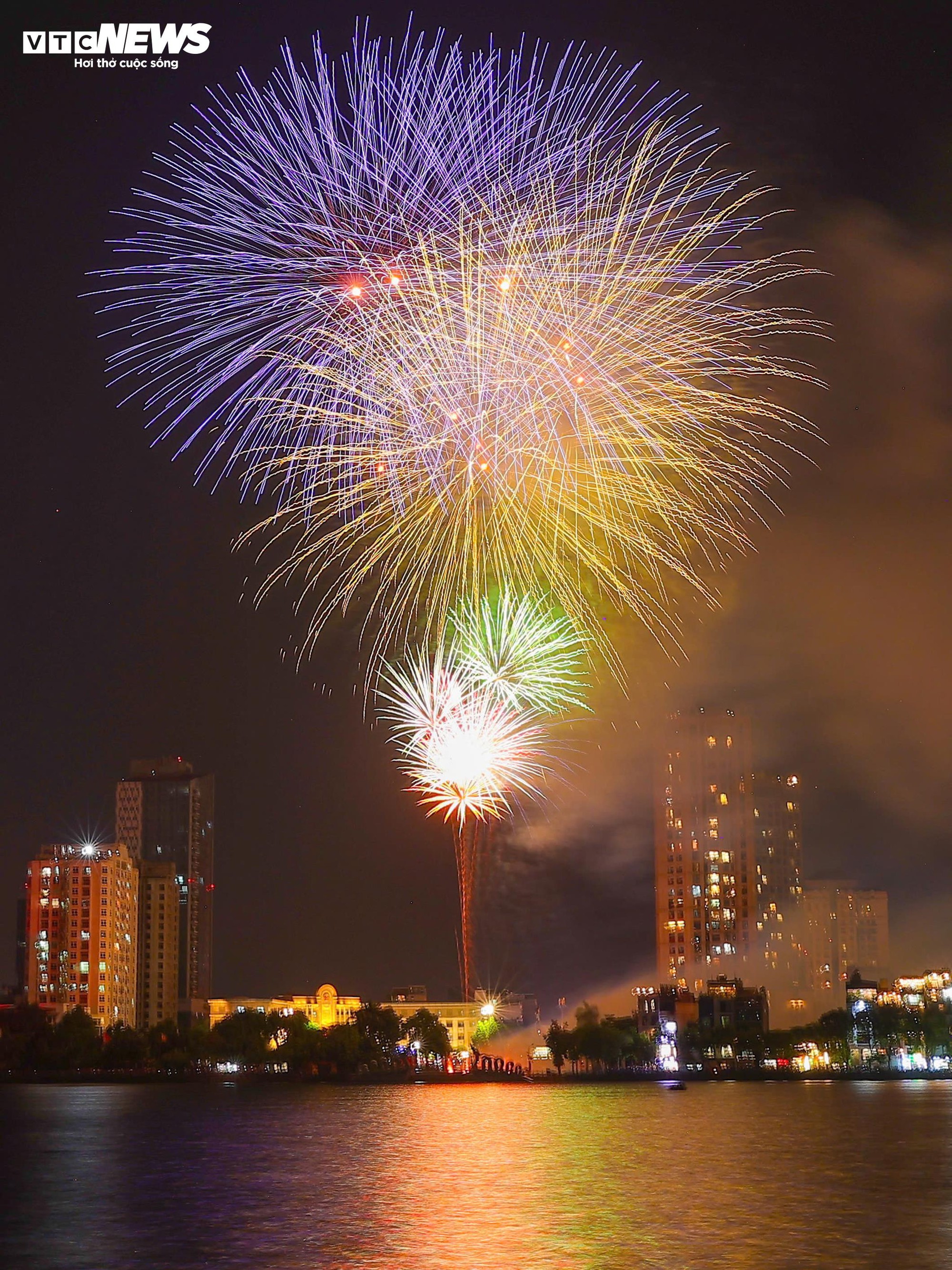 Khoảnh khắc đếm ngược và pháo hoa rực sáng chào năm mới 2026- Ảnh 6.