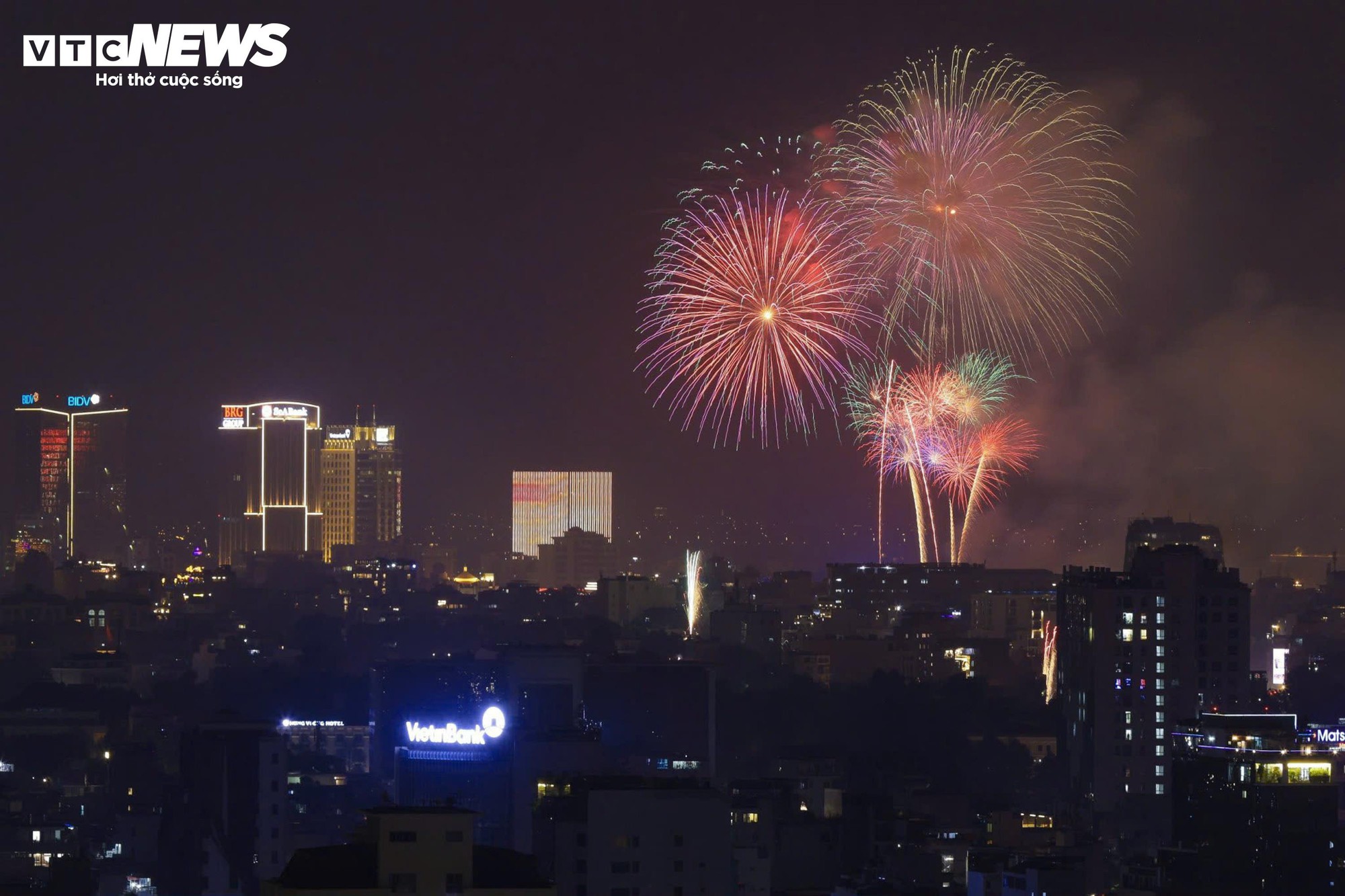 Khoảnh khắc đếm ngược và pháo hoa rực sáng chào năm mới 2026- Ảnh 10.