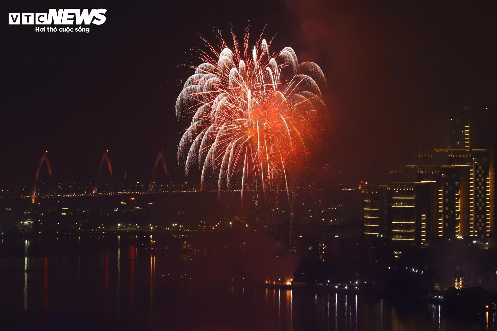 Khoảnh khắc đếm ngược và pháo hoa rực sáng chào năm mới 2026- Ảnh 11.