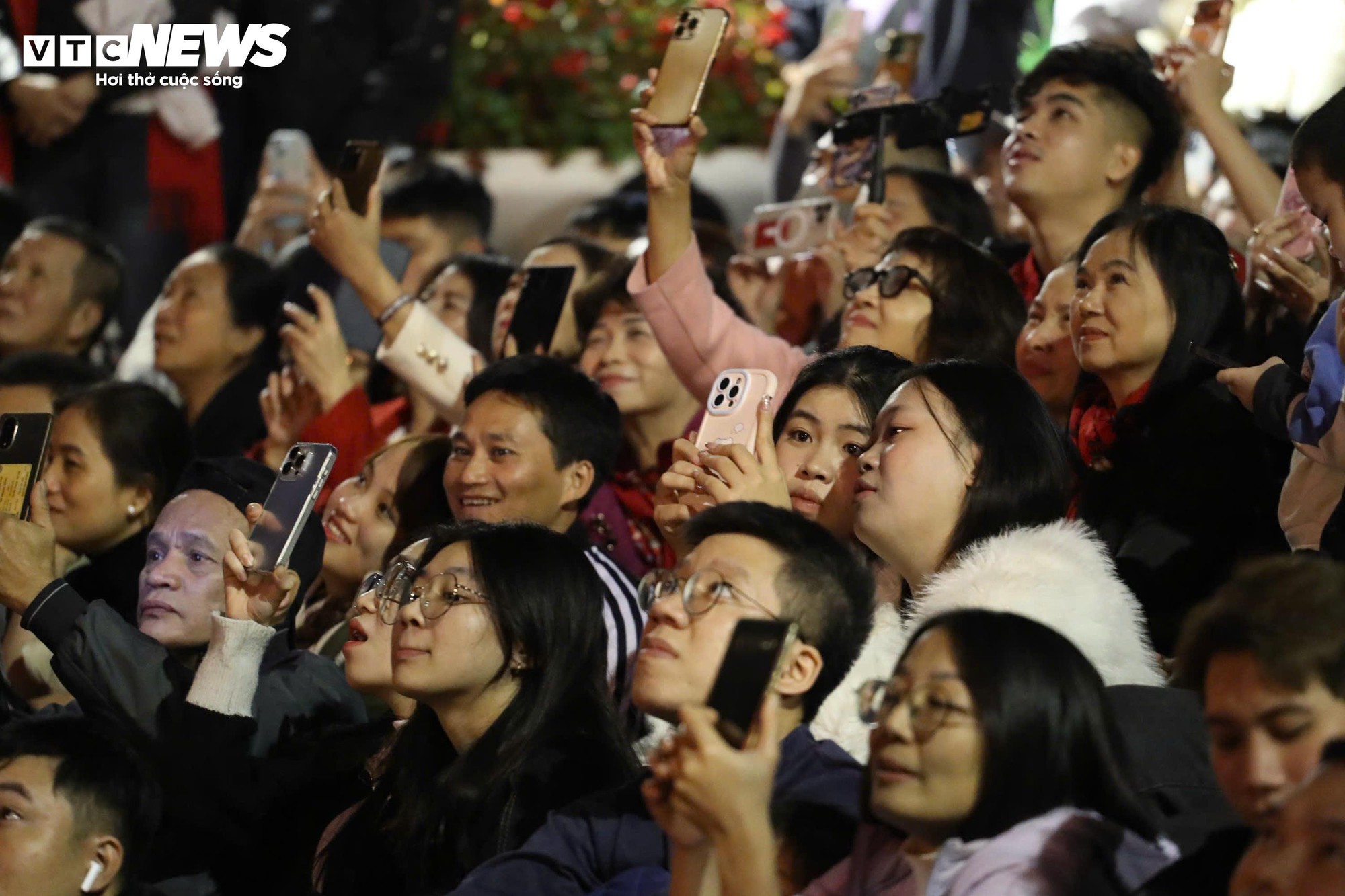 Khoảnh khắc đếm ngược và pháo hoa rực sáng chào năm mới 2026- Ảnh 14.