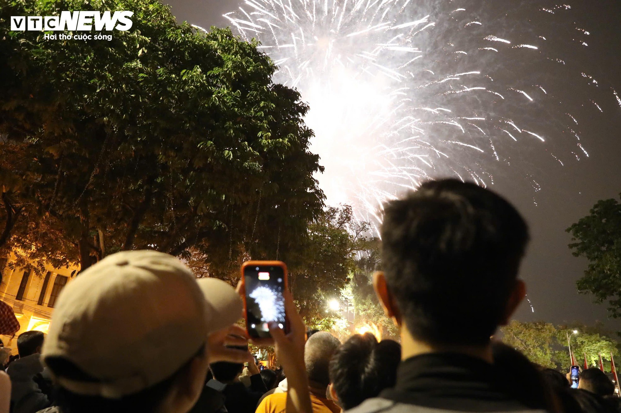 Khoảnh khắc đếm ngược và pháo hoa rực sáng chào năm mới 2026- Ảnh 15.