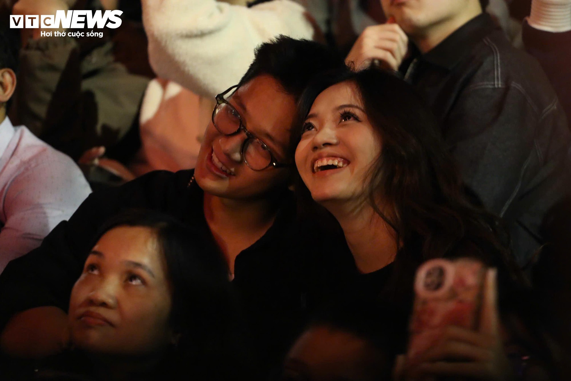 Khoảnh khắc đếm ngược và pháo hoa rực sáng chào năm mới 2026- Ảnh 13.