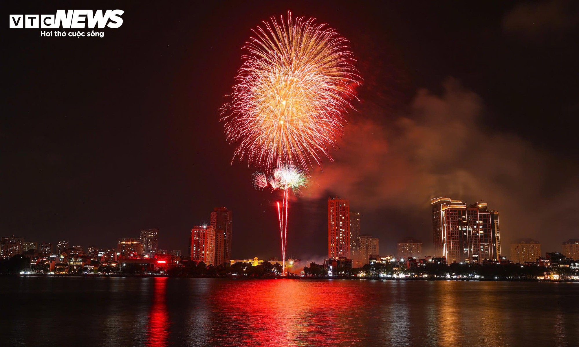 Khoảnh khắc đếm ngược và pháo hoa rực sáng chào năm mới 2026- Ảnh 7.