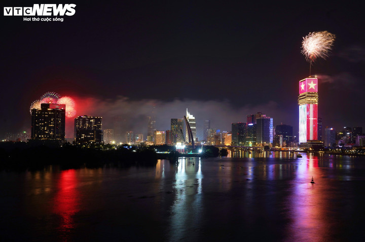 Khoảnh khắc đếm ngược và pháo hoa rực sáng chào năm mới 2026- Ảnh 16.