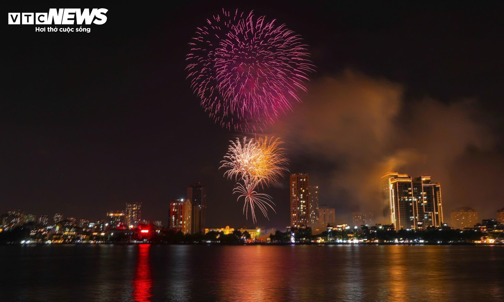 Khoảnh khắc đếm ngược và pháo hoa rực sáng chào năm mới 2026- Ảnh 9.