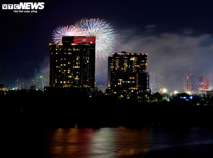 Khoảnh khắc đếm ngược và pháo hoa rực sáng chào năm mới 2026- Ảnh 17.