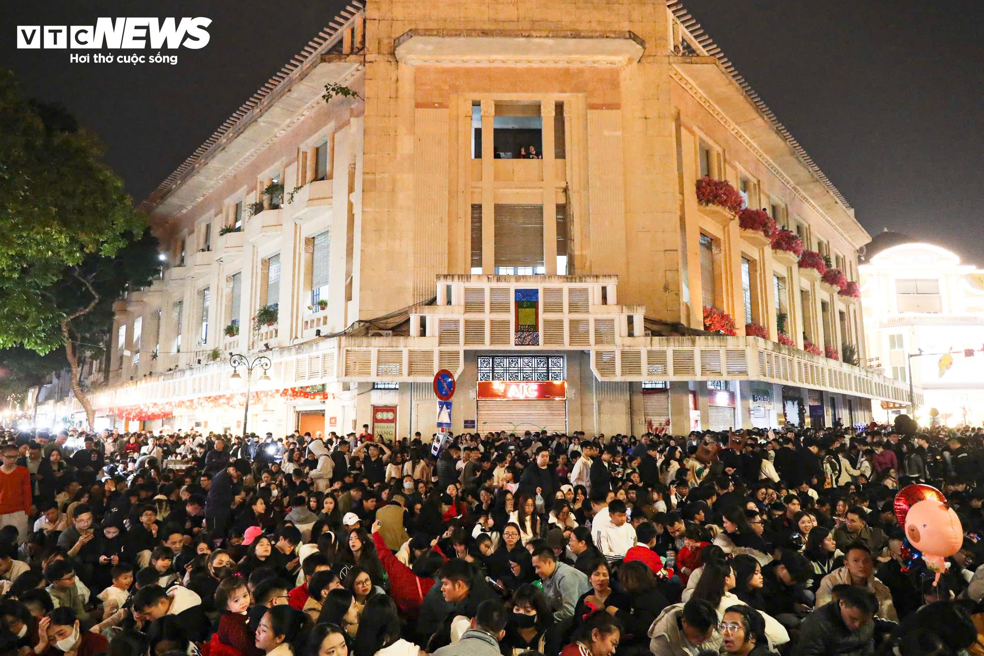 Khoảnh khắc đếm ngược và pháo hoa rực sáng chào năm mới 2026- Ảnh 1.