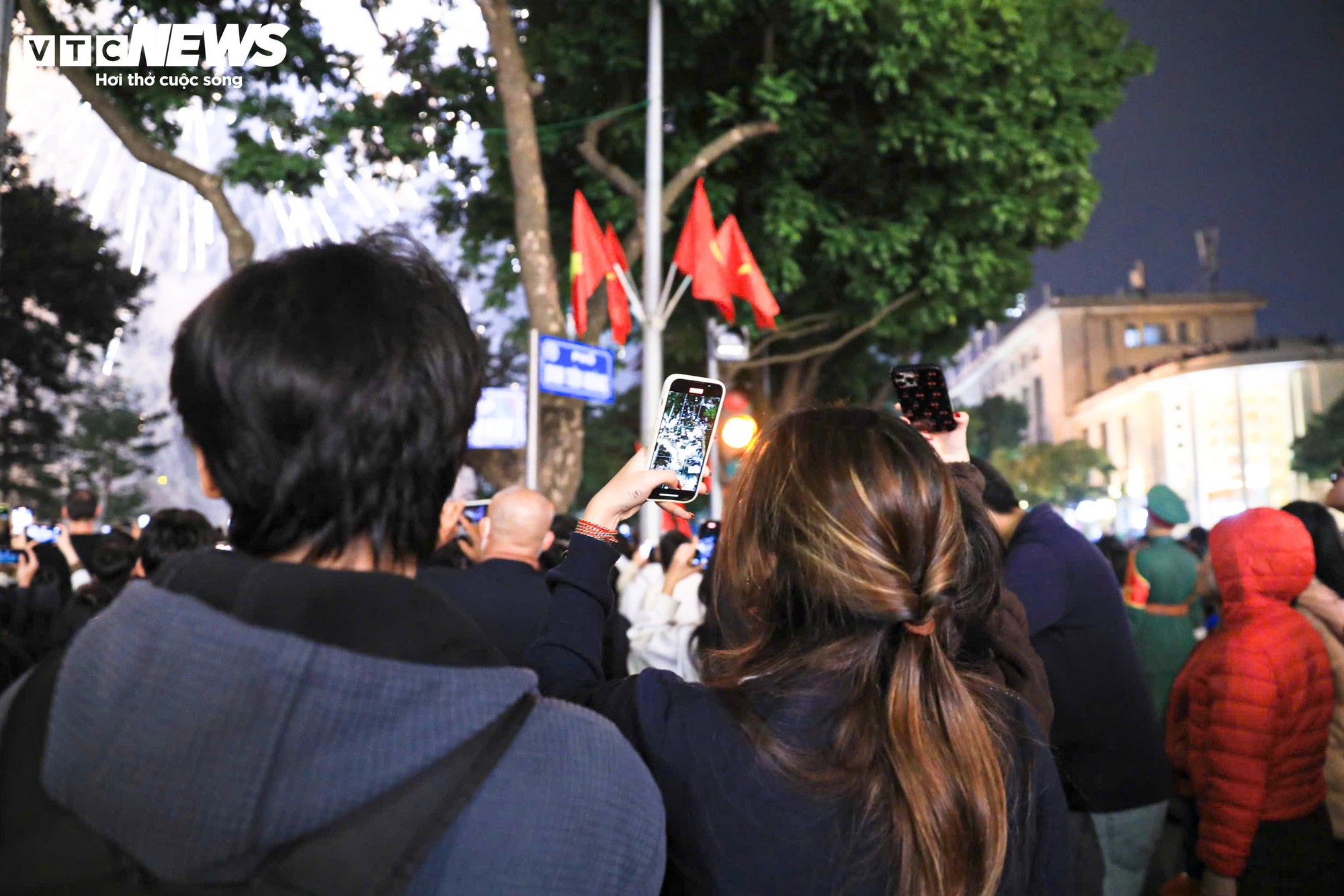 Khoảnh khắc đếm ngược và pháo hoa rực sáng chào năm mới 2026- Ảnh 5.