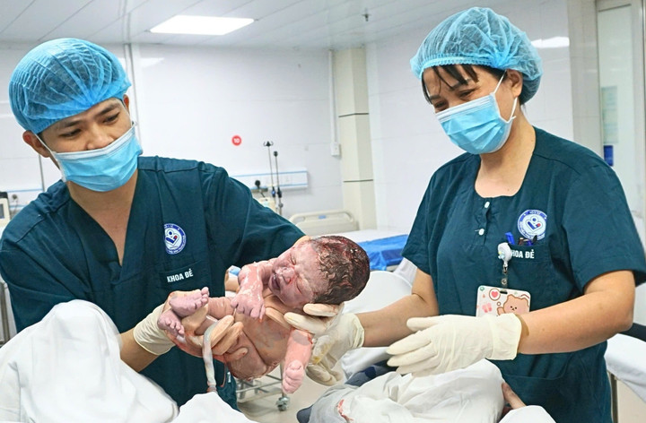 Khoảnh khắc xúc động đón em bé chào đời đúng giây phút giao thừa 2026- Ảnh 1.