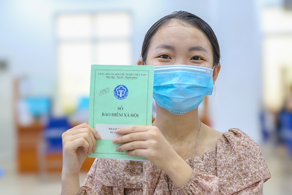 Vì sao BHXH TPHCM ngưng cấp sổ BHXH bản giấy? - Ảnh 1.