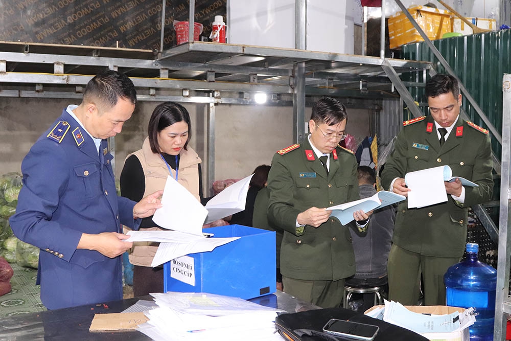 Rùng mình kho thực phẩm bẩn ngày cận Tết: Thịt lợn, nội tạng nhiễm dịch tả lợn châu Phi, tiêu hủy hơn 1,3 tấn- Ảnh 1.