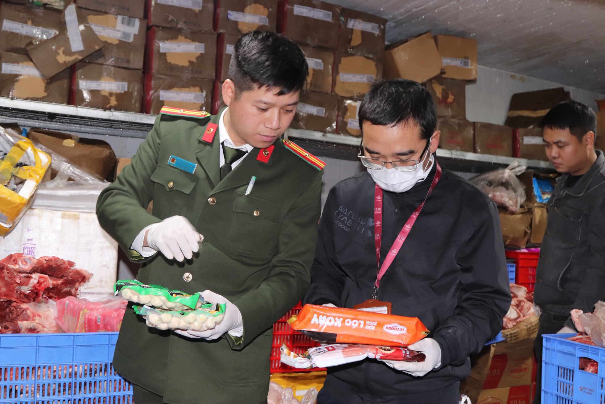 Rùng mình kho thực phẩm bẩn ngày cận Tết: Thịt lợn, nội tạng nhiễm dịch tả lợn châu Phi, tiêu hủy hơn 1,3 tấn- Ảnh 1. Rùng mình kho thực phẩm bẩn ngày cận Tết: Thịt lợn, nội tạng nhiễm dịch tả lợn châu Phi, tiêu hủy hơn 1,3 tấn- Ảnh 1.