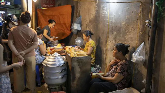 Vì sao gọi là “pate Cột Đèn”? Nơi mua chuẩn của người Hải Phòng, chỉ bán vào buổi tối ít du khách biết- Ảnh 3.