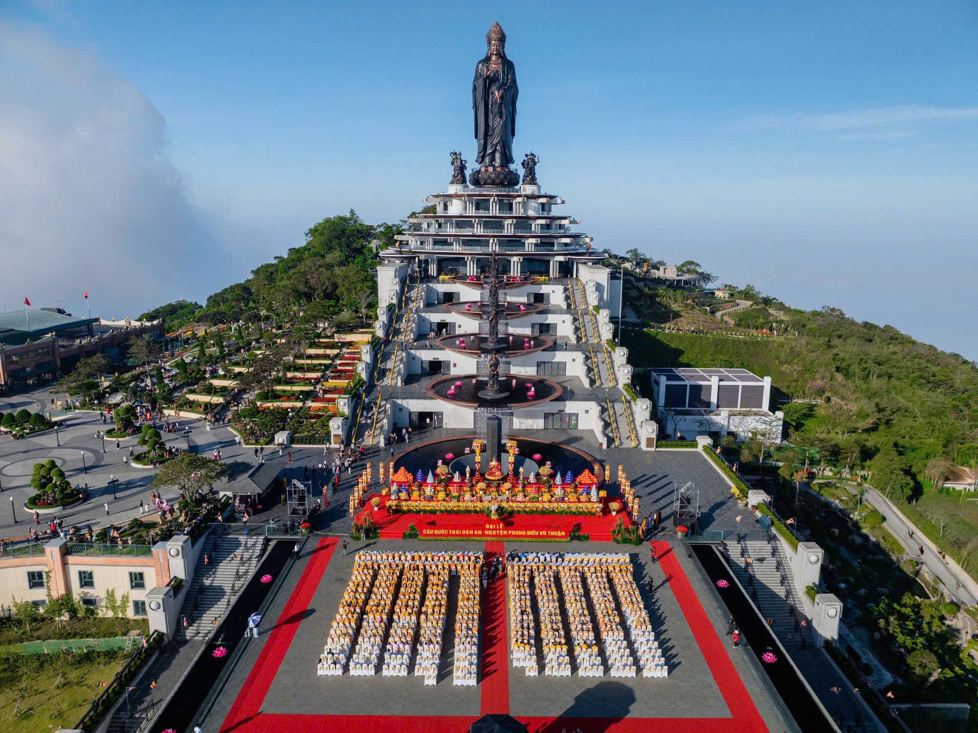 Choáng ngợp tượng Phật dát vàng 24K trên đỉnh núi Bà Đen - Ảnh 1.