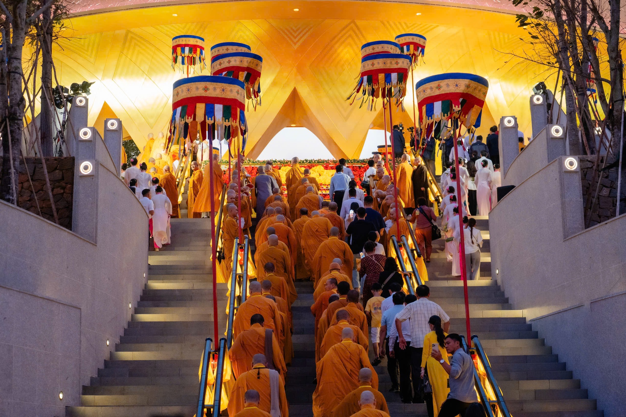 Choáng ngợp tượng Phật dát vàng 24K trên đỉnh núi Bà Đen - Ảnh 9.