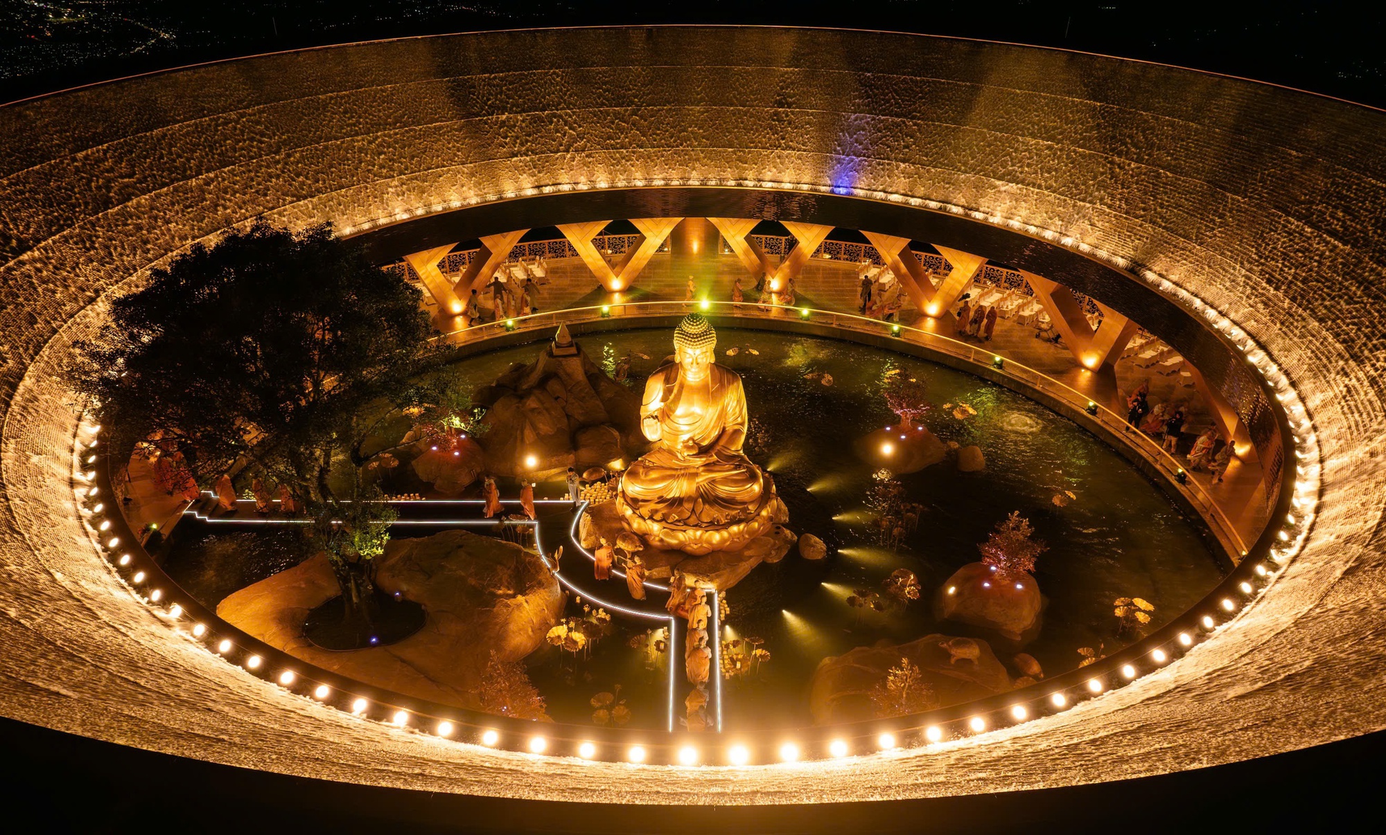 Choáng ngợp tượng Phật dát vàng 24K trên đỉnh núi Bà Đen - Ảnh 5.