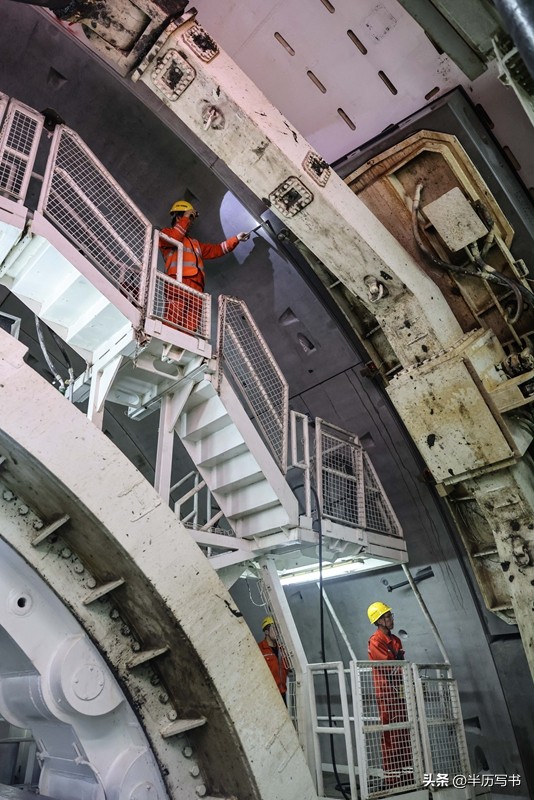 Là "siêu cường" hạ tầng nhưng Trung Quốc phải cần 3 năm để đào đường hầm dài 4m: Chuyện ngược đời gì đây? - Ảnh 1.
