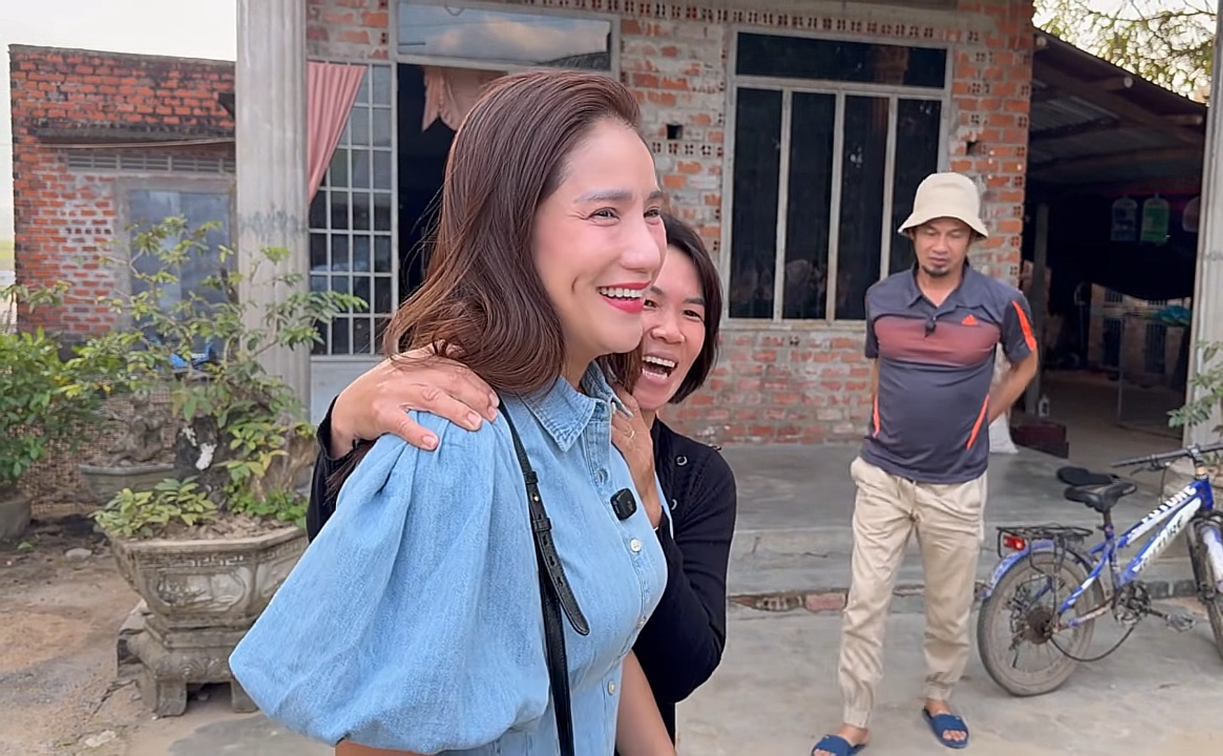 Nữ NSƯT bán hết quần áo cũ, cầm 20 triệu tới Phú Yên, người dân vui sướng ôm chặt- Ảnh 2.