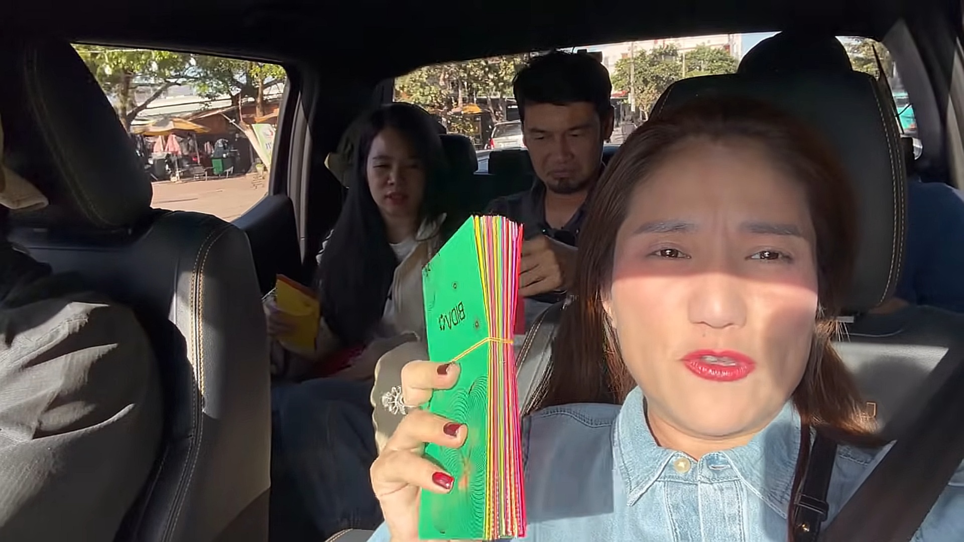 Nữ NSƯT bán hết quần áo cũ, cầm 20 triệu tới Phú Yên, người dân vui sướng ôm chặt- Ảnh 1.