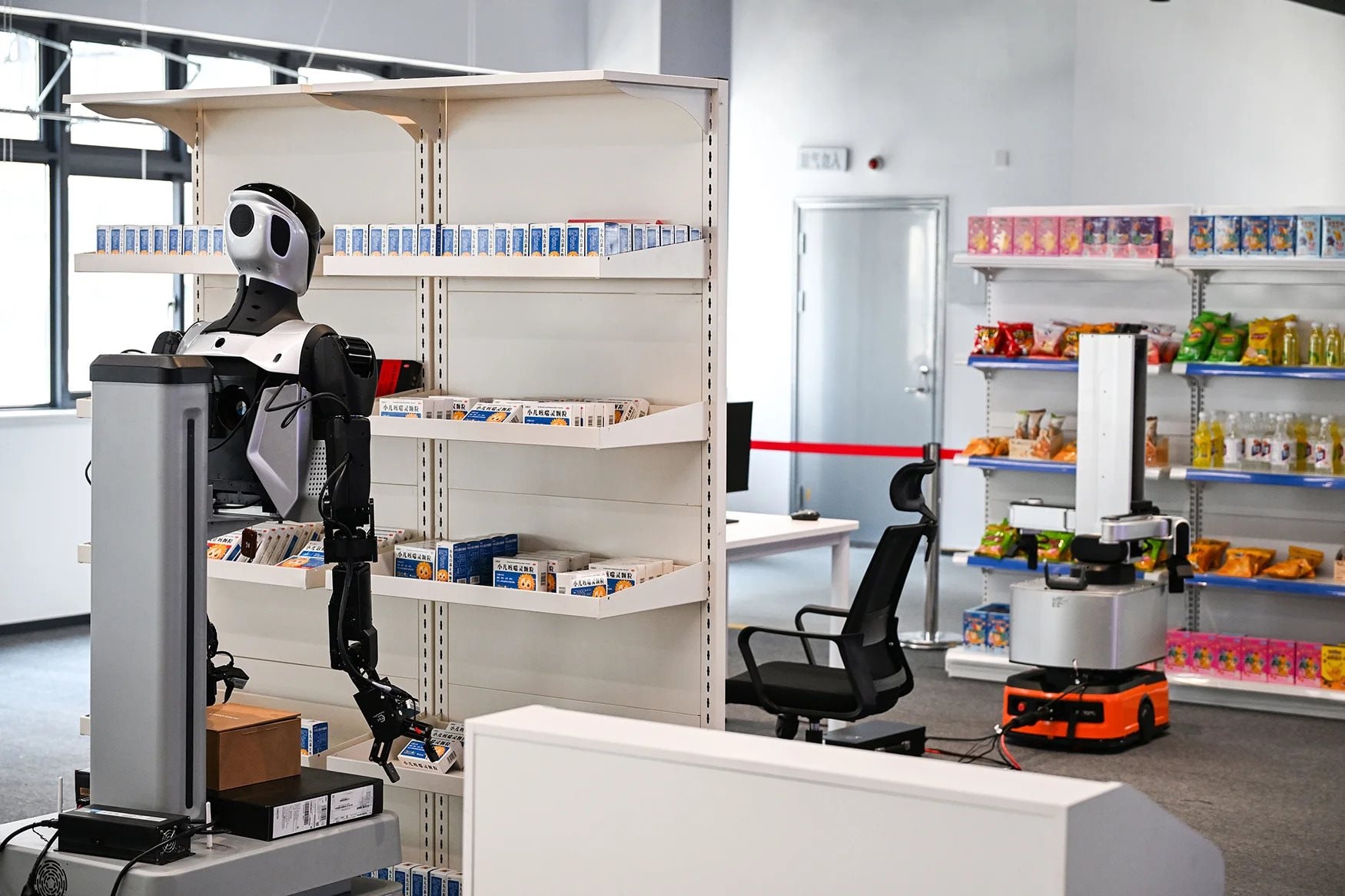 Bên trong công xưởng 10.000 m2, hàng trăm người Trung Quốc đang làm một việc mà cả thế giới không hiểu nổi- Ảnh 2.